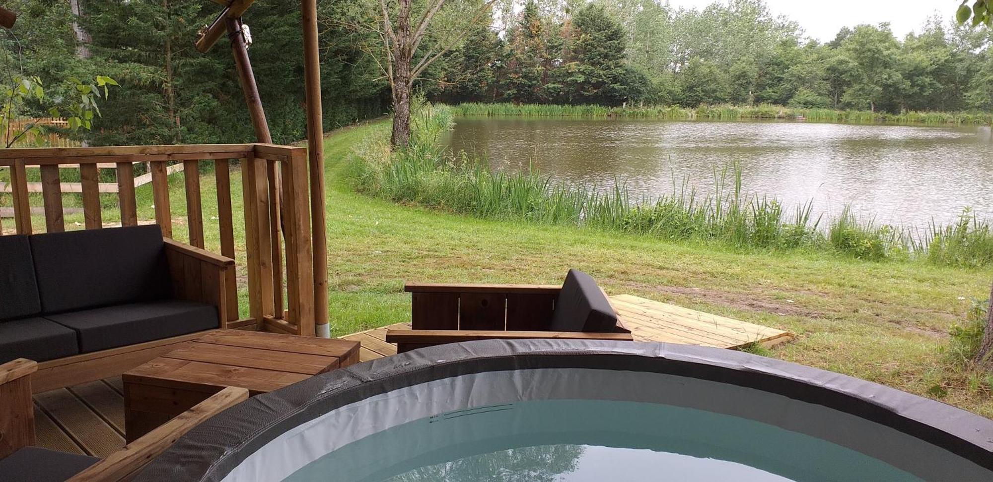 Tente Lodge Jacuzzi Privatif En Pleine Nature Thiel-sur-Acolin Zewnętrze zdjęcie