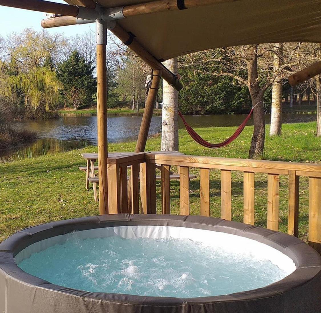 Tente Lodge Jacuzzi Privatif En Pleine Nature Thiel-sur-Acolin Zewnętrze zdjęcie
